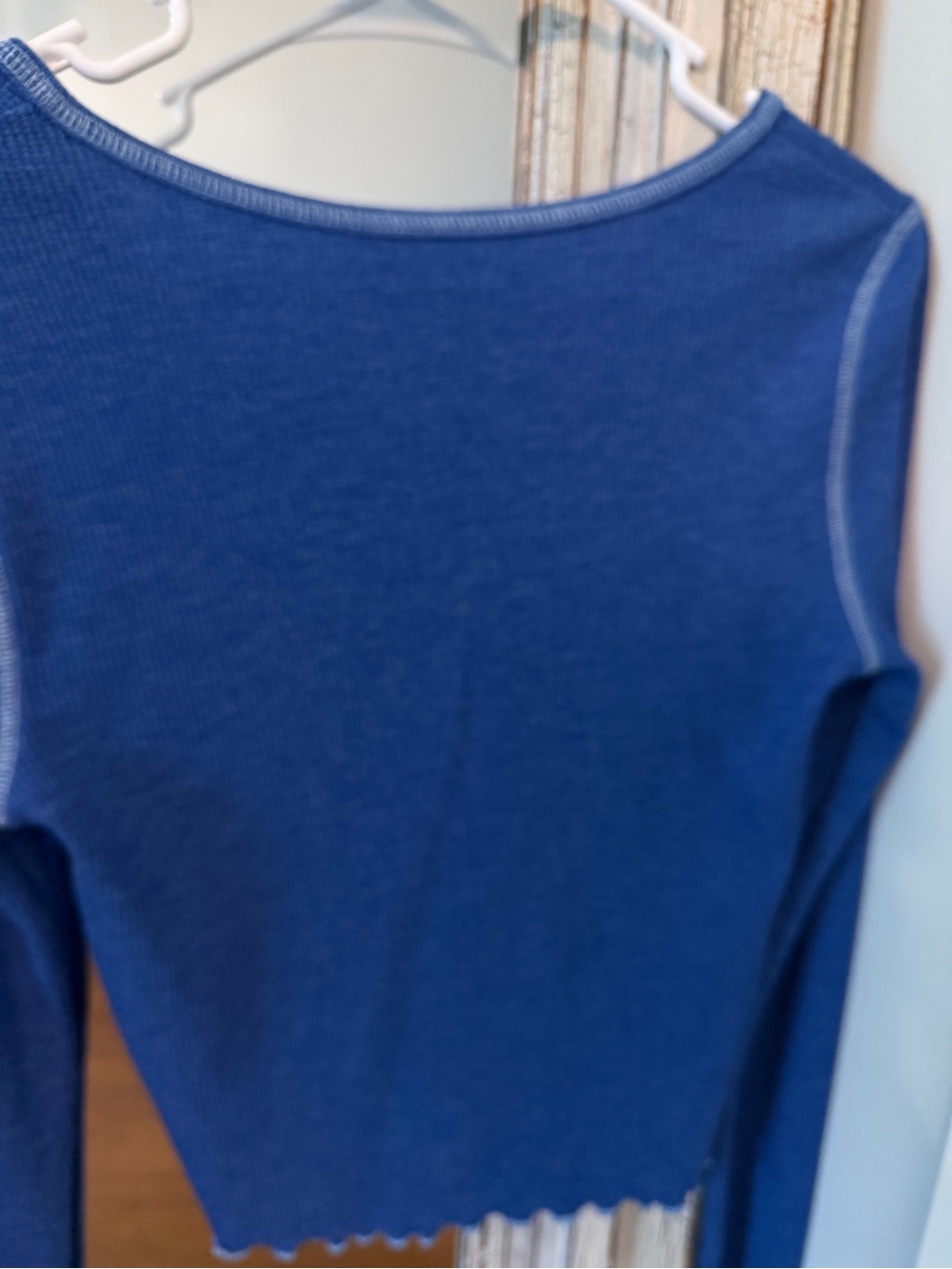 American Eagle Outfitters Blue Ribbed Long-Sleeve V-Neck Crop Top - Picture 4 of 5